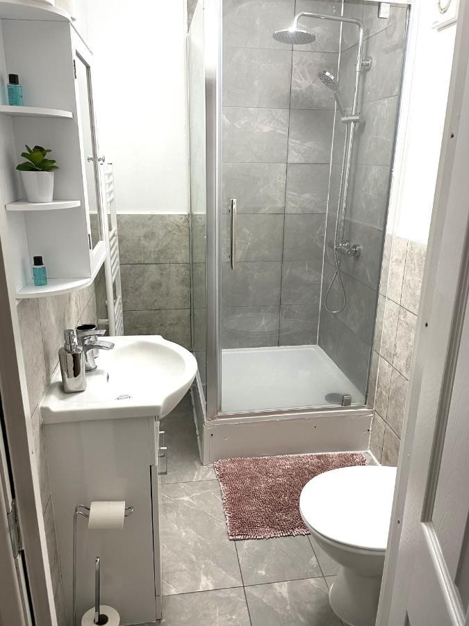 Supreme - 1 Bedroom Apart Sleeps 4 Short/Long Stay Gillingham  Dış mekan fotoğraf